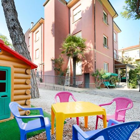 Hotel Flora Capri Чезенатіко Екстер'єр фото