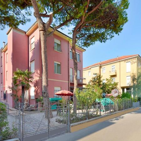 Hotel Flora Capri Чезенатіко Екстер'єр фото
