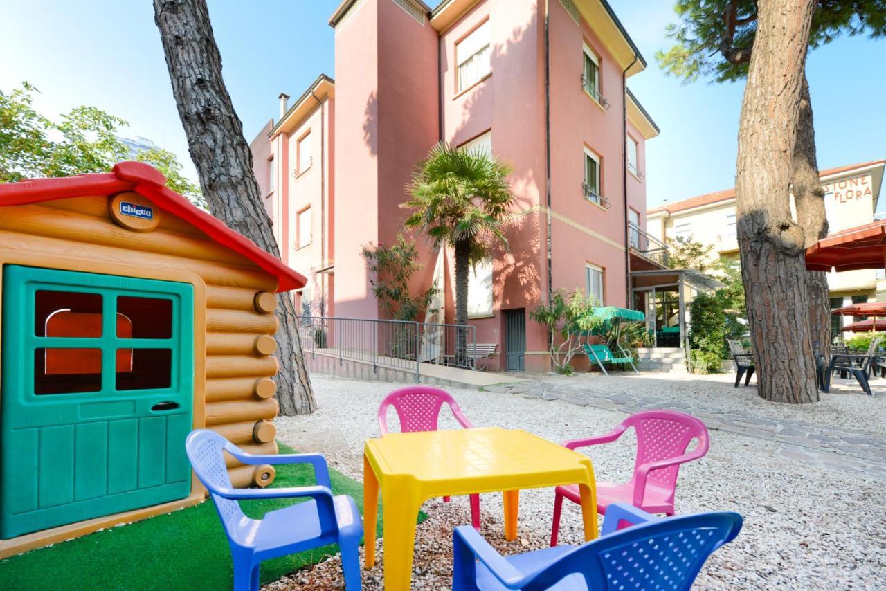 Hotel Flora Capri Чезенатіко Екстер'єр фото